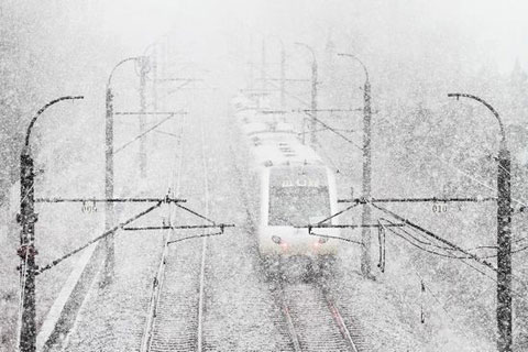 Picture 1 of China fights snowstorms