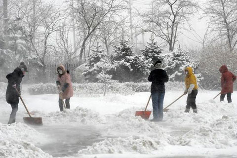 Picture 7 of China fights snowstorms