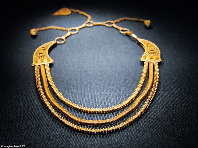 Picture 1 of China: Found an 800-year-old gold necklace in a wreck