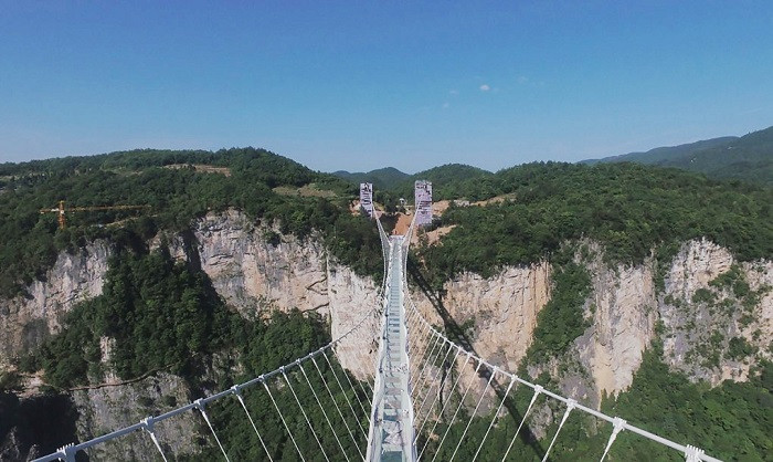 Picture 1 of China has completed the construction of a 300-meter-high glass bridge connecting the two mouths
