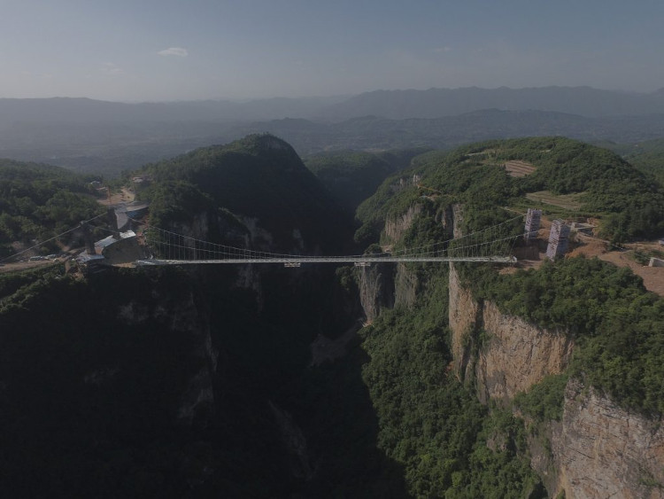 Picture 2 of China has completed the construction of a 300-meter-high glass bridge connecting the two mouths