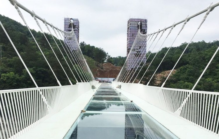 Picture 3 of China has completed the construction of a 300-meter-high glass bridge connecting the two mouths