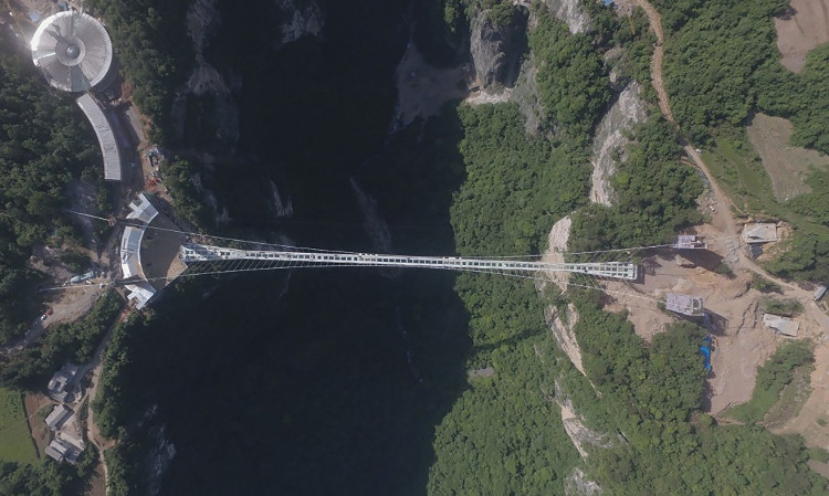 Picture 4 of China has completed the construction of a 300-meter-high glass bridge connecting the two mouths