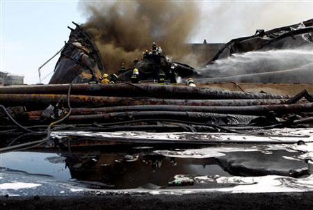 Picture 10 of China: Oil spreads over 400km2 of sea surface from a pipeline explosion