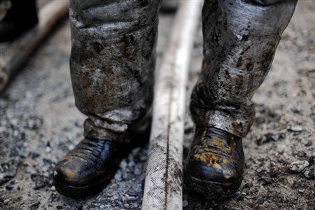 Picture 11 of China: Oil spreads over 400km2 of sea surface from a pipeline explosion