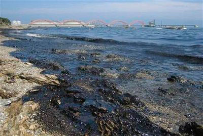 Picture 4 of China: Oil spreads over 400km2 of sea surface from a pipeline explosion