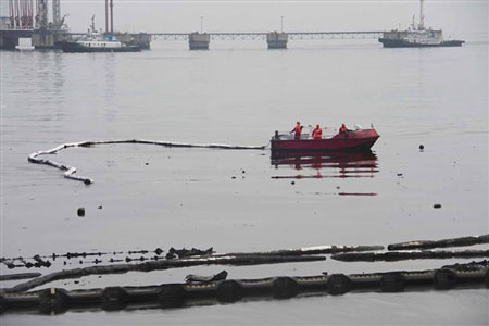 Picture 5 of China: Oil spreads over 400km2 of sea surface from a pipeline explosion