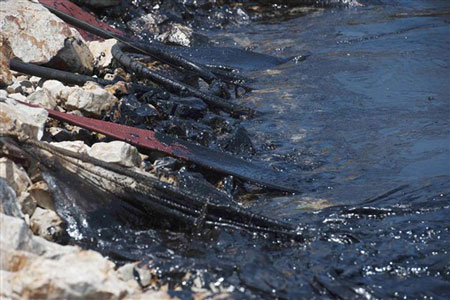 Picture 6 of China: Oil spreads over 400km2 of sea surface from a pipeline explosion