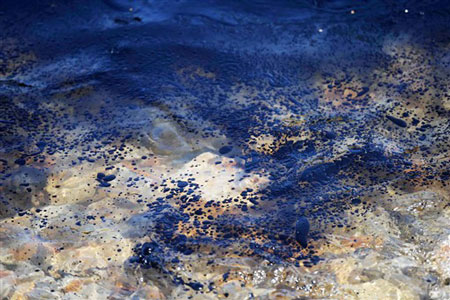Picture 7 of China: Oil spreads over 400km2 of sea surface from a pipeline explosion
