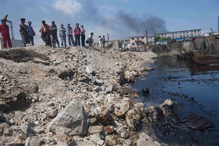 Picture 8 of China: Oil spreads over 400km2 of sea surface from a pipeline explosion