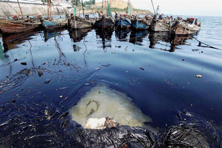 Picture 9 of China: Oil spreads over 400km2 of sea surface from a pipeline explosion