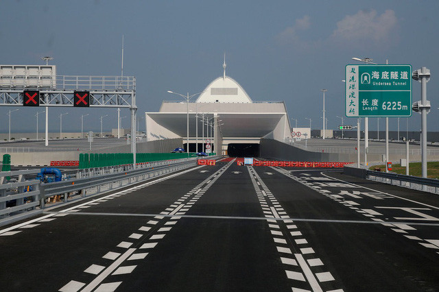 China opens the world's longest seaport bridge, connecting Hong Kong and Macau images 1