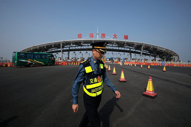 China opens the world's longest seaport bridge, connecting Hong Kong and Macau images 2