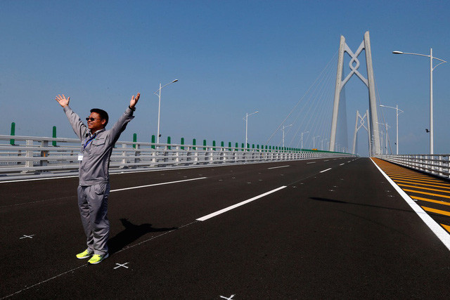 China opens the world's longest seaport bridge, connecting Hong Kong and Macau images 5