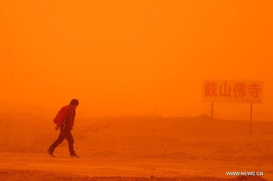 Picture 1 of China: The city is red when the terrifying sandstorm attacks