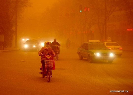 Picture 2 of China: The city is red when the terrifying sandstorm attacks