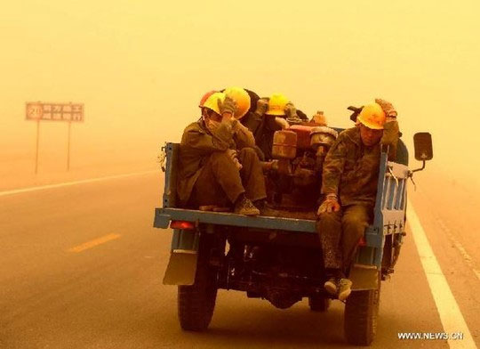 Picture 3 of China: The city is red when the terrifying sandstorm attacks