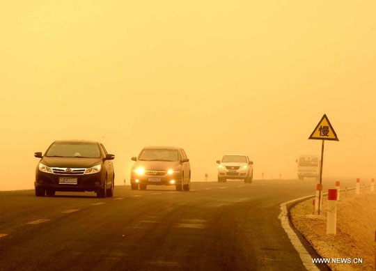 Picture 5 of China: The city is red when the terrifying sandstorm attacks