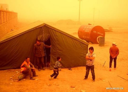 Picture 6 of China: The city is red when the terrifying sandstorm attacks