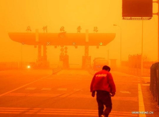 Picture 7 of China: The city is red when the terrifying sandstorm attacks