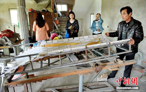 Picture 2 of Chinese farmers make beds that cure their wife's kidney stones