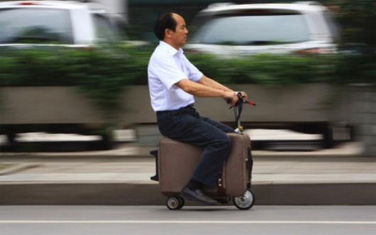 Picture 1 of Chinese farmers make suitcases into scooter cars