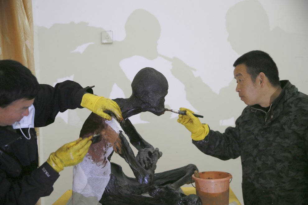Picture 5 of Chinese living mummy Buddha becomes a golden statue before entering the temple