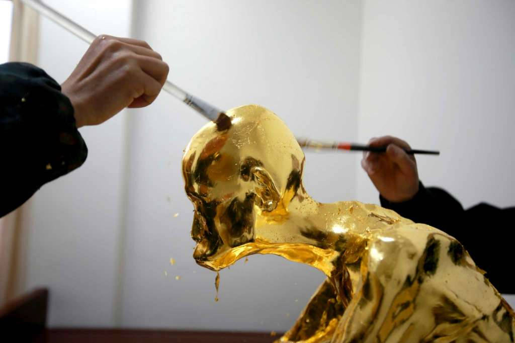 Picture 6 of Chinese living mummy Buddha becomes a golden statue before entering the temple