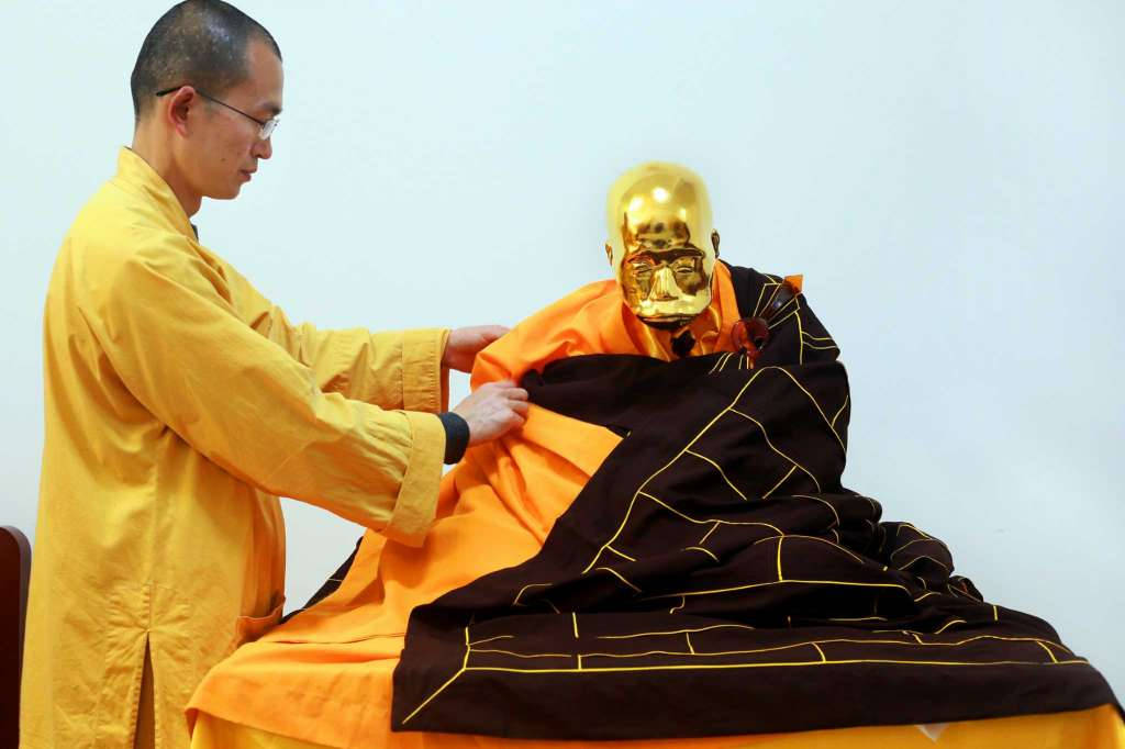 Picture 7 of Chinese living mummy Buddha becomes a golden statue before entering the temple