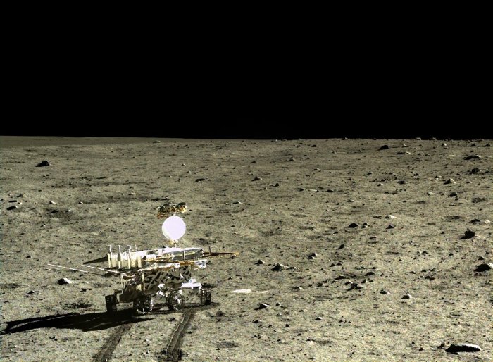 Picture 1 of Chinese self-propelled robots find strange stones on the Moon