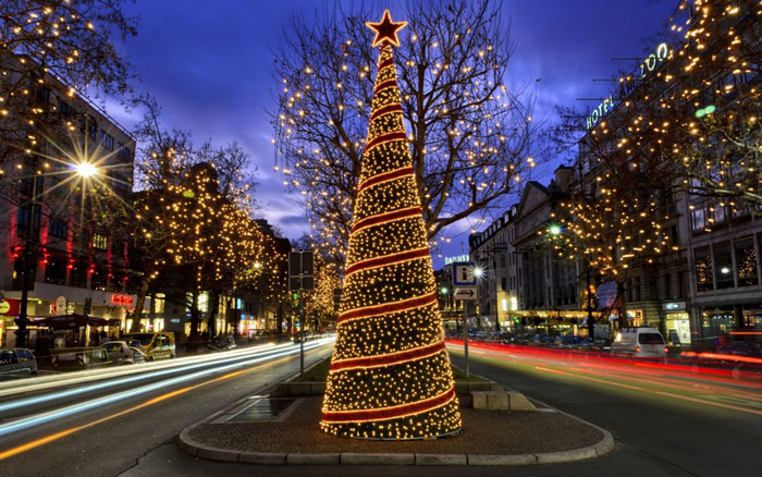 Picture 6 of Christmas atmosphere is bustling in the world