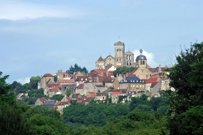 Picture 1 of Church, hill in Vezelay - France
