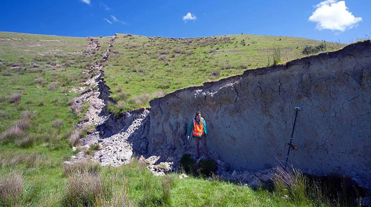 Picture 2 of 'City wall' appeared after the earthquake in New Zealand