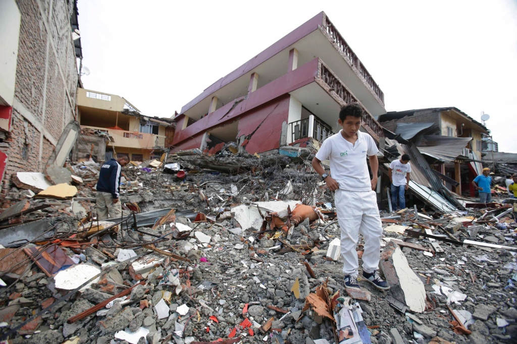 Close to the horrific earthquake in Ecuador that killed 246 people images 6