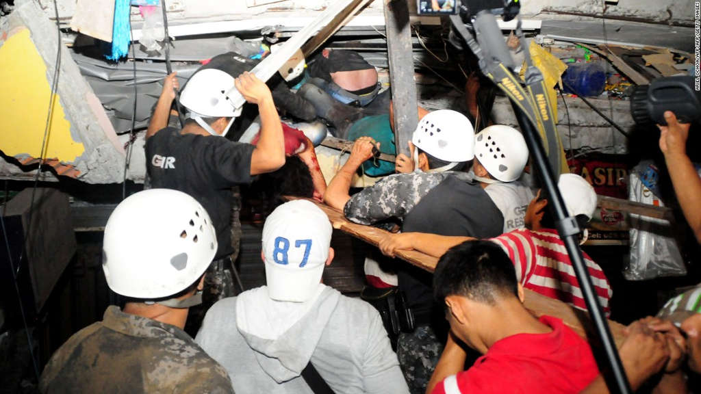 Close to the horrific earthquake in Ecuador that killed 246 people images 8