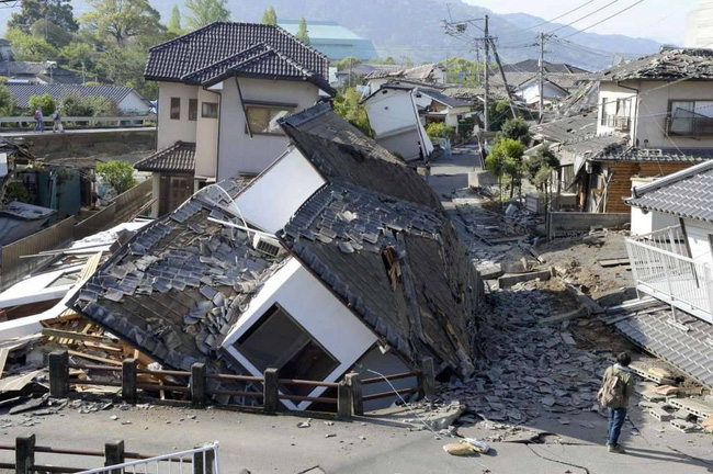 Picture 10 of Close up of mysterious white foam covering the road to Japan after the earthquake