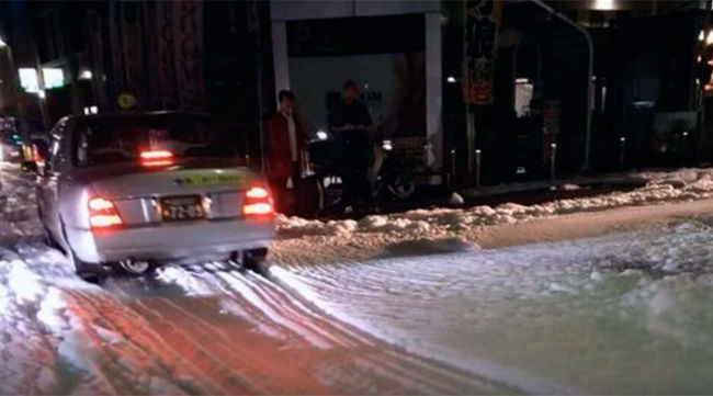 Picture 6 of Close up of mysterious white foam covering the road to Japan after the earthquake