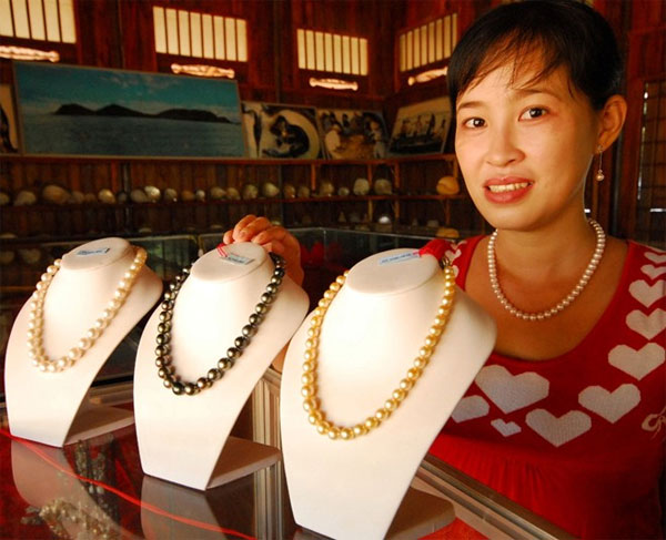 Picture 10 of Close up of raising boys to get pearls on Phu Quoc island