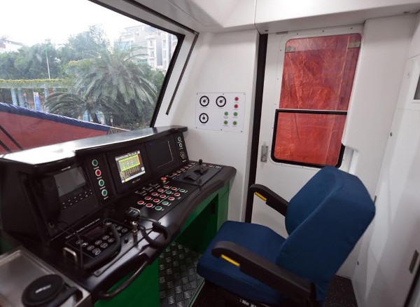 Picture 11 of Close up of the first urban railway train in Hanoi