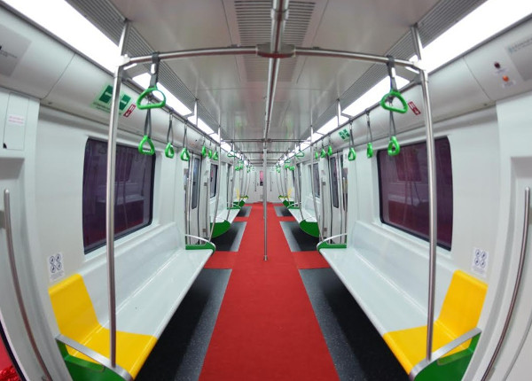 Picture 7 of Close up of the first urban railway train in Hanoi