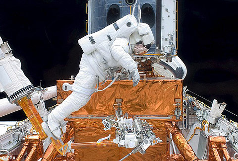 Picture 2 of Close up to fix telescope in space