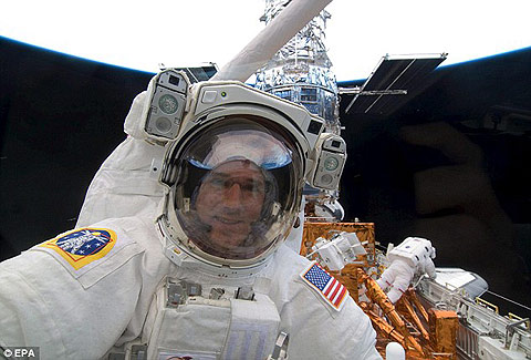 Picture 3 of Close up to fix telescope in space
