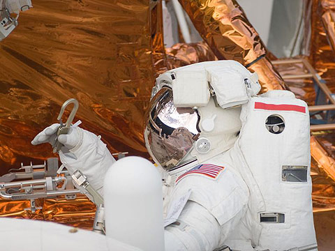 Picture 5 of Close up to fix telescope in space