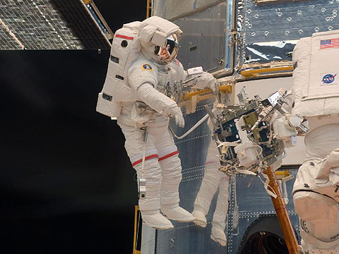 Picture 6 of Close up to fix telescope in space