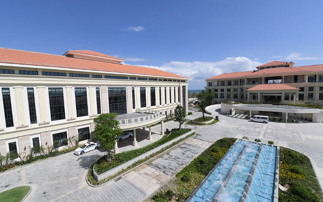 Picture 1 of Close up to where the APEC party is as gorgeous as the palace