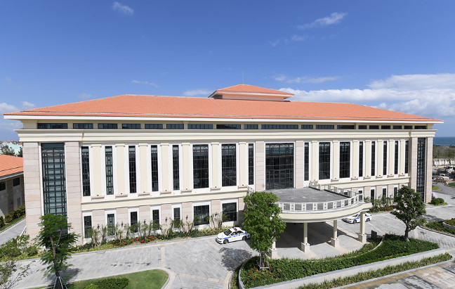 Picture 2 of Close up to where the APEC party is as gorgeous as the palace