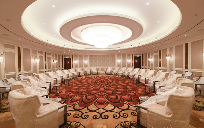 Picture 6 of Close up to where the APEC party is as gorgeous as the palace