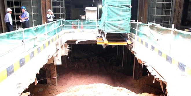 Picture 12 of Close-up Metro underground station: Huge underground site