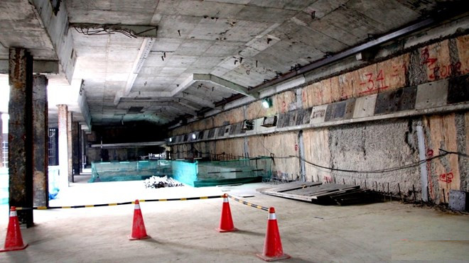 Picture 4 of Close-up Metro underground station: Huge underground site