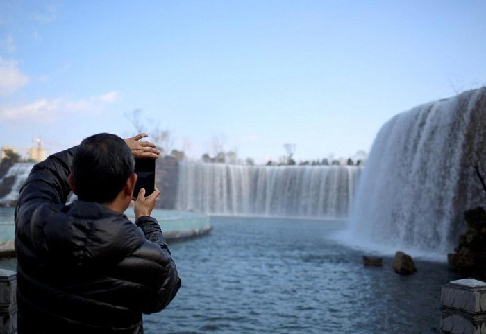 Picture 5 of Close-up of artificial waterfalls